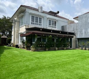 pemasangan rumput sintetis