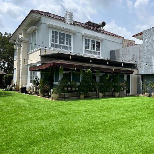 pemasangan rumput sintetis